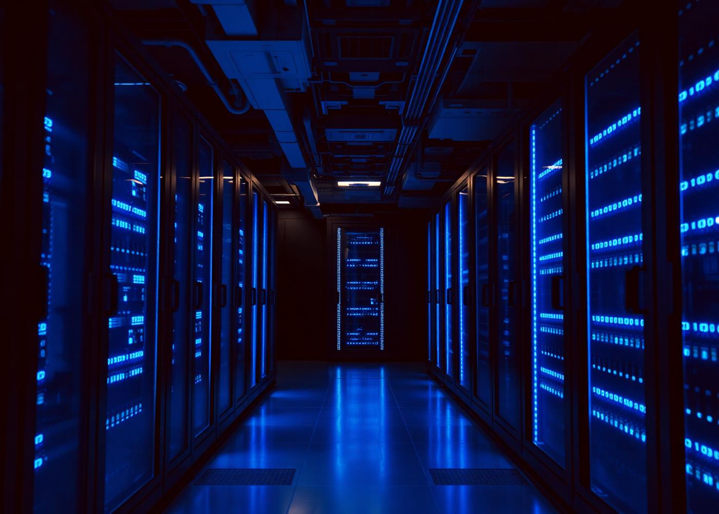 Data center corporativo com racks iluminados em azul